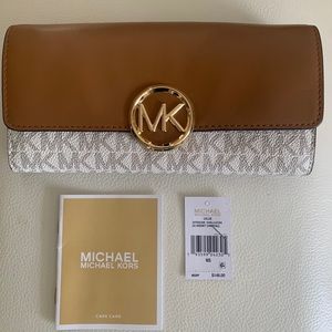 MichaelKors Lillie Lg CaryAll Wallet Vanilla Acorn